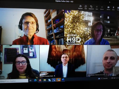 Die Teilnehmer*innen bei der Unterzeichnung des Partnerschaftsabkommens (von links oben im Uhrzeigersinn): Dr. Monika Katz, Leiterin des International Office der HSD, HSD-Präsidentin Prof. Dr. Edeltraud Vomberg, Serhij Lukanjuk, Leiter des International Office der National University, Rektor Prof. Dr. habil. Roman Petryshyn, Oksana Matyichuk, stellvertretende Leiterin des dortigen IO. 